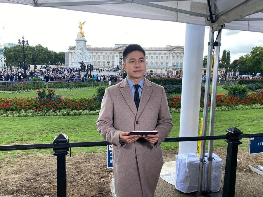 Bin Chen reporting live on camera outside Buckingham Palace