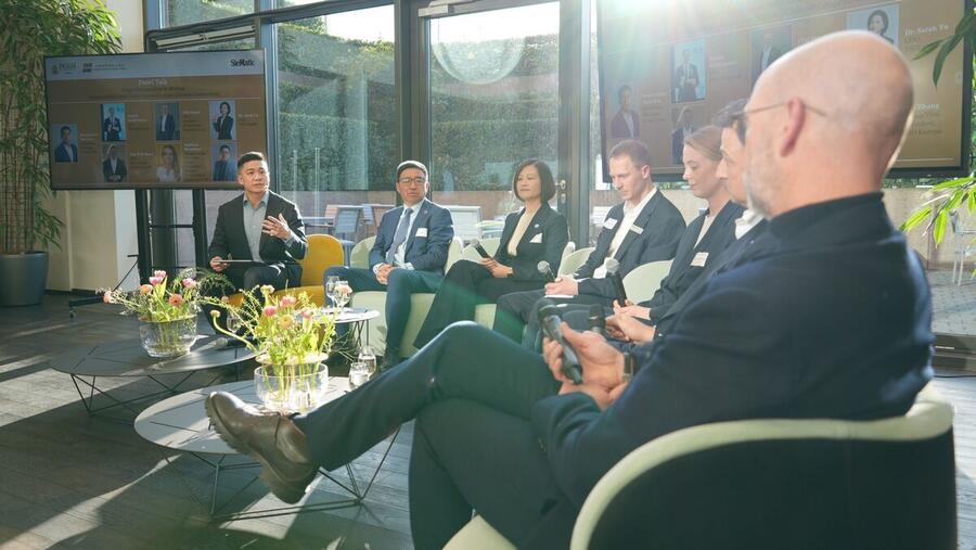 Bin Chen moderating a panel talk on German-Chinese cooperation at a SieMatic industry event
